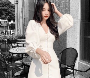 Đầm cổ V phối nút hàng thiết kế