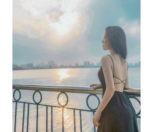 Đầm đen hở lưng đan chéo dây