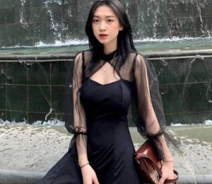 Đầm đen xoè tay phối
