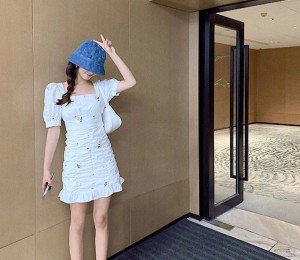 Đầm Thêu Hoa cổ vuông