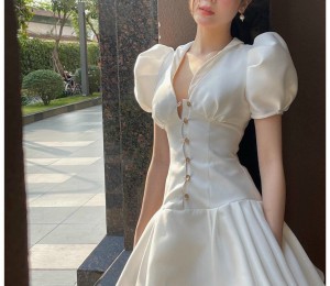 Đầm trắng cổ V đuôi bèo xếp li Tata Dress