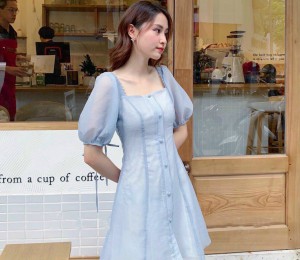 Đầm trắng xanh nút bọc