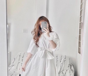 Đầm trắng cổ tròn thắt nơ eo