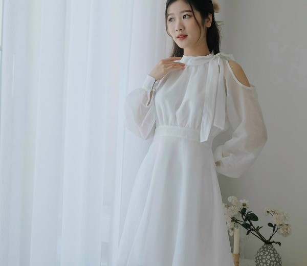 ĐẦM TRẮNG TAY DÀI KHOÉT VAI 