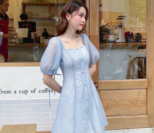 Đầm trắng xanh nút bọc 